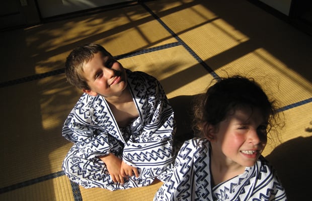 japan-kids-on-tatami